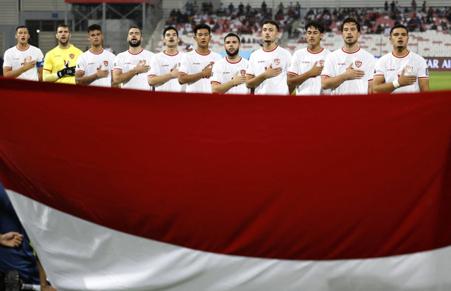 Para pemain Indonesia berpose untuk foto bersama tim sebelum pertandingan Piala Dunia Kualifikasi Asia Babak Ketiga Grup C antara Bahrain vs Indonesia di Stadion Nasional Bahrain, Riffa, Bahrain, Kamis (10/10/2024). Foto: Hamad I Mohammed/REUTERS