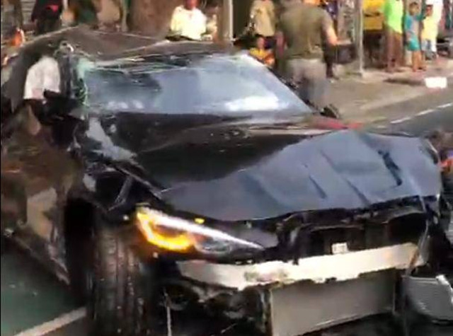 Mobil BMW kecelakaan tunggal di Jalan Mampang Prapatan Raya, Jakarta Selatan, Minggu (13/10/2024). Foto: Dok. Istimewa