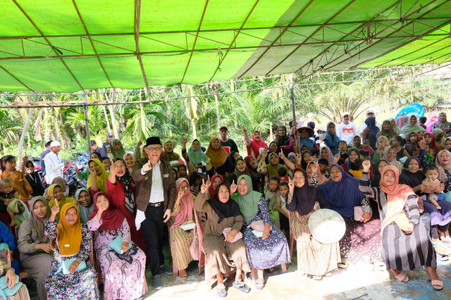 Bang Midji berfoto bersama warga Sungai Kunyit, Mempawah. Foto: Dok. Tim Media Midji-Didi