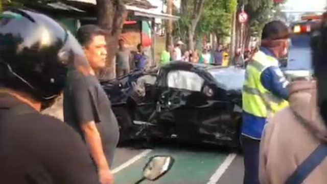 Mobil BMW kecelakaan tunggal di Jalan Mampang Prapatan Raya, Jakarta Selatan, Minggu (13/10/2024). Foto: Dok. Istimewa