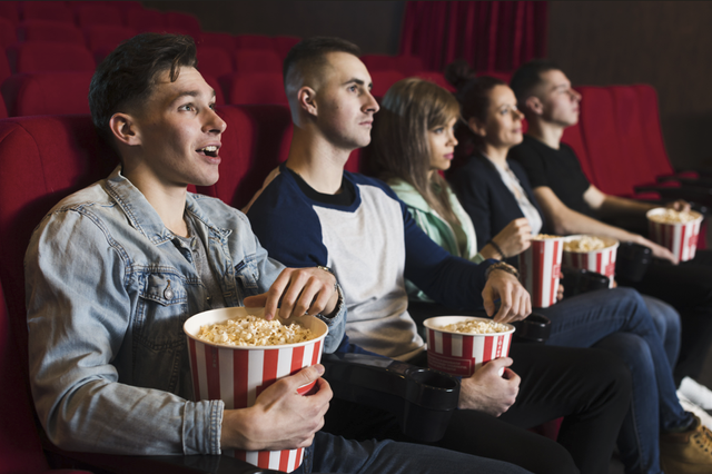 Group of young people in cinema. Foto: Freepik.com