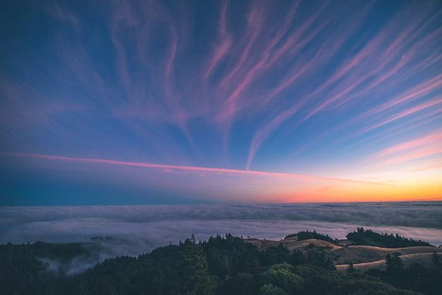 Wisata negeri di atas awan Subang. Foto hanyalah ilustrasi bukan tempat sebenarnya. Sumber: Unsplash/Casey Horner