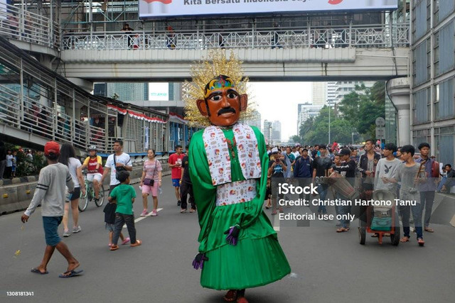 Pertunjukan jalanan Ondel-Ondel, tarian wayang tradisional Jakarta (Sumber : https://www.istockphoto.com/id/foto/pertunjukan-jalanan-ondel-ondel-gm1308181341-398237179)