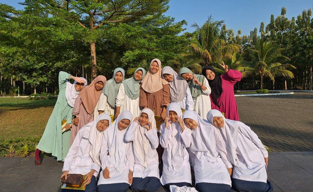 Foto kebersamaan di Pesantren (sumber: Luthfiyatul Muniroh)