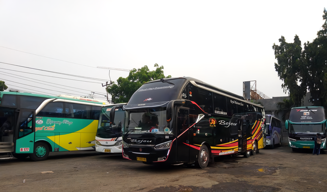 ilustrasi deretan bus AKAP sedang parkir di terminal Pondok Pinang untuk menunggu jadwal keberangkatan ( foto: koleksi pribadi )