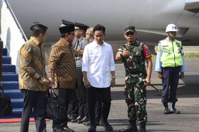 Wapres terpilih Gibran Rakabuming Raka menjemput Presiden terpilih Prabowo Subianto di Bandara Adi Soemarmo Boyolali, Minggu (13/10/2024). Foto: Dok. Istimewa