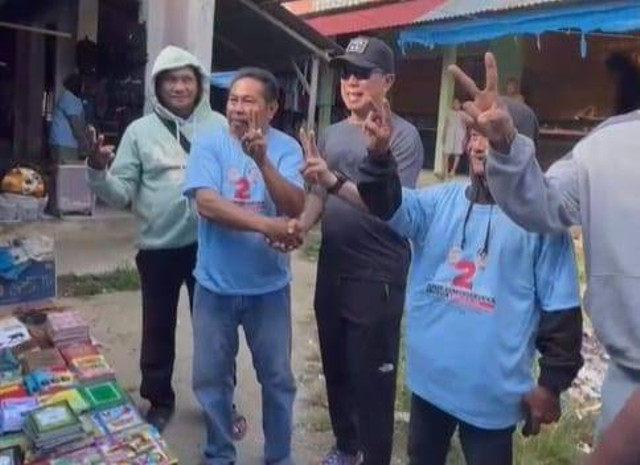 ASR saat bertemu warga di pasar Tadoha, Bombana. Foto: Dok. Istimewa.