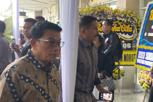 Kepala Staf Kepresidenan Moeldoko datang ke rumah duka Cagub Malut Benny Laos di Rumah Duka Sentosa, RSPAD Gatot Soebroto, Jakarta Pusat pada Minggu (13/10/2024). Foto: Abid Raihan/kumparan