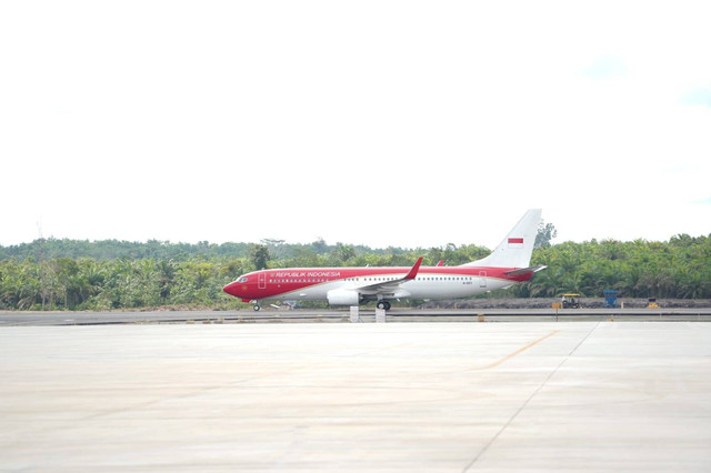 Pesawat Kepresidenan seri Boeing 737-800 mendarat di Bandara IKN. Foto: Dok. Badan Bank Tanah