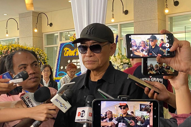 Sahabat Cagub Malut Benny Laos yang mewakili keluarga, Choel Mallarangeng di Rumah Duka Sentosa, RSPAD Gatot Soebroto, Jakarta Pusat pada Minggu (13/10/2024). Foto: Abid Raihan/kumparan