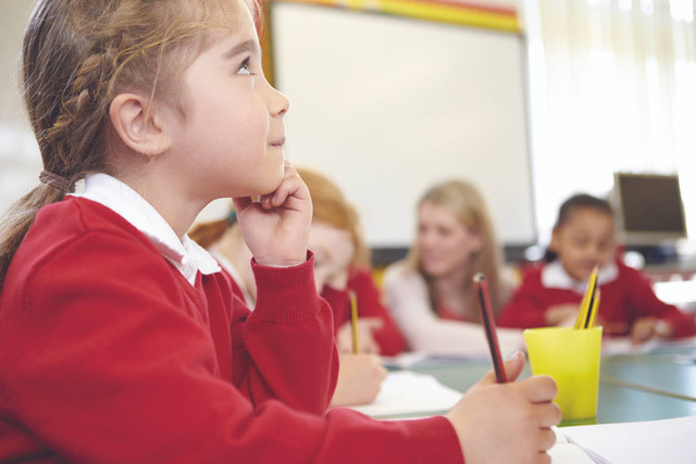 Sumber: https://pixabay.com/photos/listening-teaching-human-schools-4784915/
