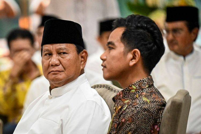 Presiden terpilih Prabowo Subianto (kiri) dan Wapres terpilih Gibran Rakabuming Raka (kanan) saat menghadiri acara Peringatan Nuzulul Qur'an dan Buka Bersama Partai Golkar di Jakarta, Jumat (29/3/2024). Dalam kegiatan tersebut Ketua Umum Partai Golkar Airlangga Hartarto menegaskan bahwa partainya siap mendukung penuh setiap kebijakan Prabowo Subianto-Gibran Rakabuming Raka di pemerintahan 2024-2029. (ANTARA FOTO/Erlangga Bregas Prakoso)