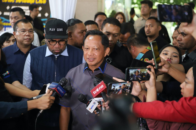 Mendagri Tito Karnavian di rumah duka Cagub Malut Benny Laos di RSPAD Gatot Soebroto, Jakarta Pusat, Minggu (13/10/2024). Foto: Iqbal Firdaus/kumparan