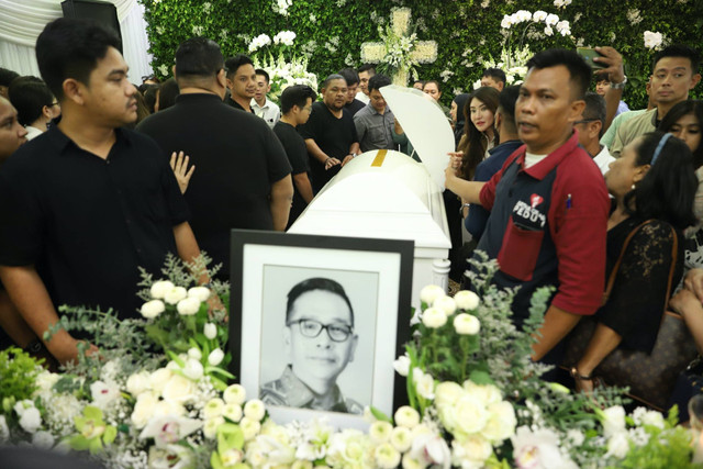 Jenazah Cagub Malut Benny Laos tiba di Rumah Duka Sentosa, RSPAD Gatot Soebroto, Jakarta Pusat pada Minggu (13/10/2024). Foto: Iqbal Firdaus/kumparan