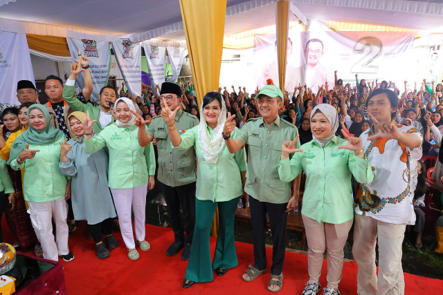 Calon Wali Kota dan Wakil Wali Kota Palembang, Ratu Dewa-Prima Salam bersama komunitas Srikandi RDPS. (ist)