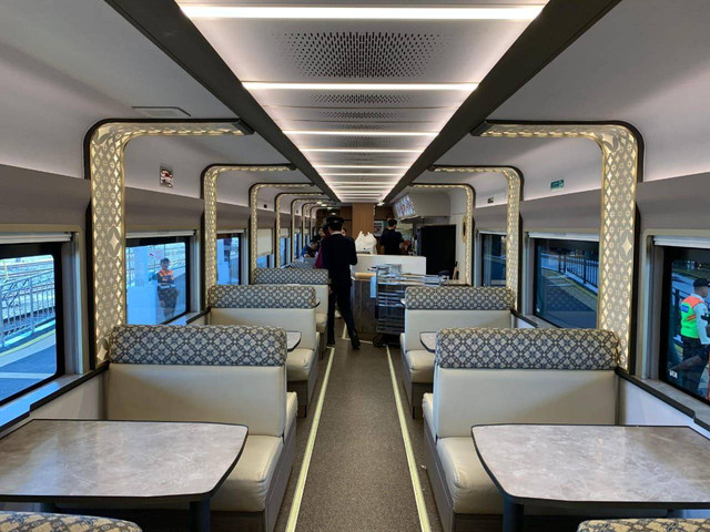 Tampilan interior kereta api Gerbong Stainless Steel (SS) New Generation yang dikembangkan oleh PT Kereta Api Indonesia. Foto: Istimewa