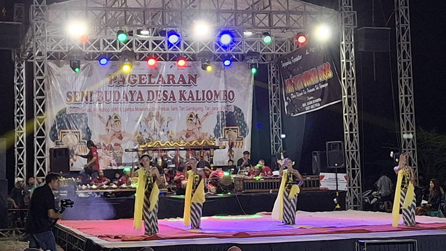 Pagelaran Seni Budaya Desa Kaliombo yang digelar di Lapangan Desa Kaliombo, Kecamatan Purwosari, Kabupaten Bojonegoro, Sabtu malam (12/10/2024) (Aset: Istimewa)