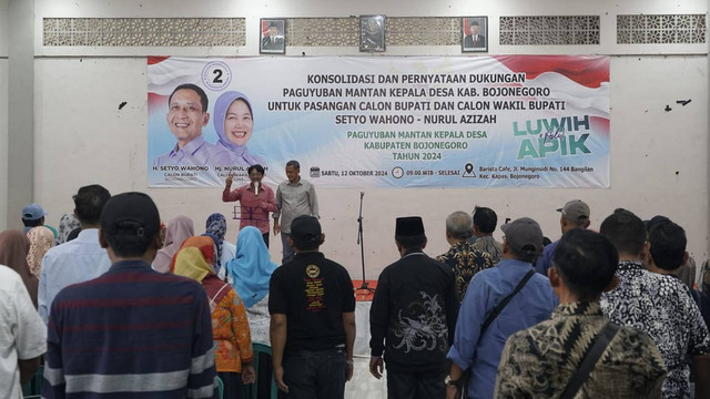 Ratusan mantan kepala desa di Bojonegoro saat nyatakan dukungannya kepada pasangan calon Bupati dan Wakil Bupati Setyo Wahono-Nurul Azizah. (WanNur) di Pilkada 2024. Sabtu (12/10/3024). (Aset: Istimewa)