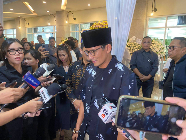 Menparekraf Sandiaga Uno di Rumah Duka Sentosa, RSPAD Gatot Soebroto, Jakarta Pusat pada Minggu (13/10/2024). Foto: Abid Raihan/kumparan