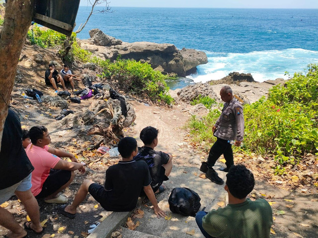 Polsek Pucanglaban Mendatangi TKP Orang Tenggelam di Pantai Kedung Tumpang