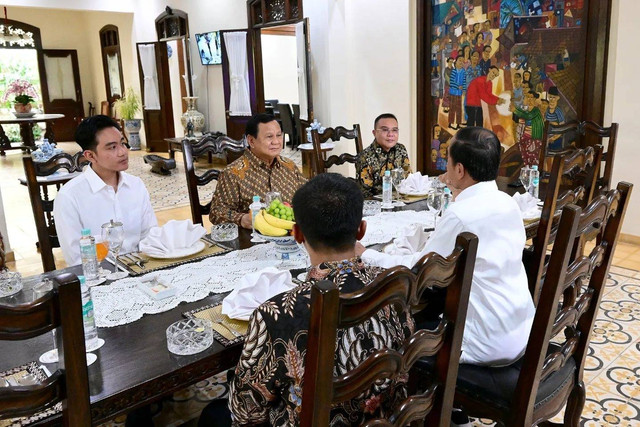 Presiden Joko Widodo makan siang bersama Presiden terpilih Prabowo Subianto dan Wakil Presiden terpilih Gibran Rakabuming Raka di kediaman Presiden Joko Widodo di Solo, Jawa Tengah, Minggu (13/10/2024). Prasetyo Hadi berada di kiri Jokowi. Foto: Instagram/ @jokowi