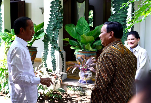 Presiden terpilih Prabowo bertamu ke rumah Presiden Jokowi di Solo, tampak terlihat Ibu Negara Iriana turut menyambut, Minggu (13/10/2024). Foto: Instagram/@prabowo