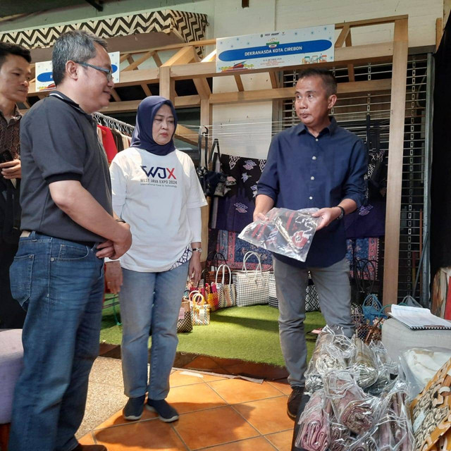 Pj Gubernur Jabar Bey Machmudin saat meninjau Pasar Minggon Industri dan Perdagangan (Pasamoan) di Bale Pare, Kota Baru Parahyangan, Bandung Barat. Foto: Tomi Indra