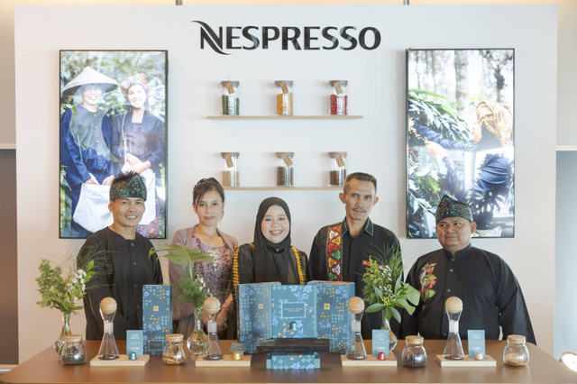 Willi Sopari dan Mimin Mitarsih (Petani AAA dari Jawa), Mentari Amanda (Agronomis AAA di Aceh), Patahilah (Petani dari Aceh) dan Dadang Hendarsyah (Agronomis AAA di Jawa) hadir dari perkebunan kopi yang bekerja sama dengan Nespresso di Indonesia. Foto: Dok. Nespresso