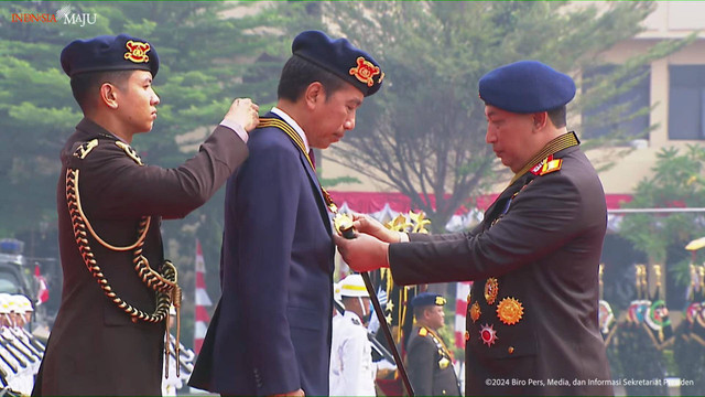 Presiden Jokowi bersama Kapolri Listyo Sigit saat Apel Kesiapan Pengamanan Pelantikan Presiden dan Wakil Presiden Republik Indonesia di Mako Brimob, Kelapa Dua, Depok (14/10/2024). Foto: YouTube/ Sekretariat Presiden 