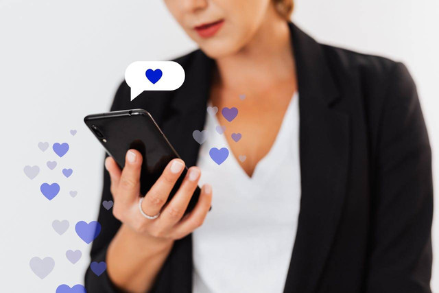 Ilustrasi mengirim emoji love saat bertukar pesan di hp. Foto: Pexels