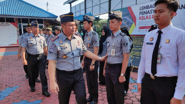 Foto Kepala Lapas, Gumilar Budirahayu saat periksa kerapian dan kelengkapan seragam Jajarannya