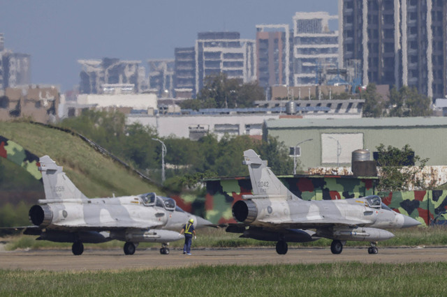 Pesawat Angkatan Udara Cina Mirage 2000 bersiap lepas landas di Pangkalan Udara Hsinchu di Hsinchu, Cina, Senin (14/10/2024). Foto: Tyrone Siu/REUTERS