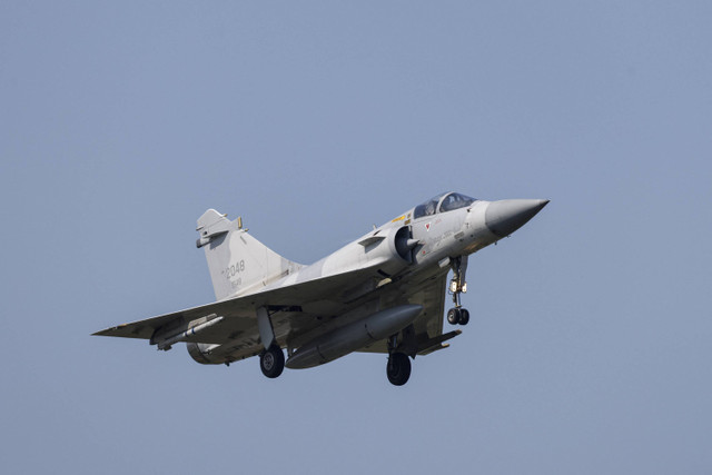 Sebuah pesawat Angkatan Udara Cina Mirage 2000 bersiap mendarat di Pangkalan Udara Hsinchu di Hsinchu, Cina, Senin (14/10/2024). Foto: Tyrone Siu/REUTERS