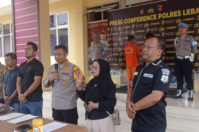 Kepolisian Resor (Polres) Lebak menangkap pelaku aksi demontrasi di Gedung DPRD setempat yang menewaskan petugas  Satuan Polisi (Satpol) Pamong Praja atas nama Yadi Supriyadi (50). Foto: Mansyur/Antara