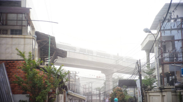 Kabut yang terlihat menutupi jalur LRT Palembang yang berada di kawasan Jalan Angkatan 45, Senin (14/10) Foto: ary/urban id