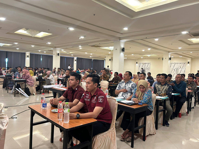 Staf Lapas Surulangun selama pemaparan penggunaan aplikasi siREKAP