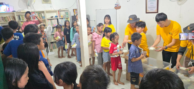 KB Bank bersama perusahaan afiliasi KB Financial Group (KBFG) di Indonesia gelar aksi sosial bertajuk Bersama KB Indonesia, Berbagi Kebaikan dalam meningkatkan gizi anak-anak kurang mampu di kawasan Kelapa Gading, Jakarta Utara. Foto: Dok. KB Bank