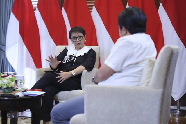 Praktisi Politik Gus Ipang bersama Pemimpin Redaksi kumparan Arifin Asydhad mewawancari Menteri Luar Negeri Retno Marsudi dalam Program Info A1 kumparan di Gedung Kementerian Luar Negeri RI, Jakarta, Senin (14/10/2024). Foto: Iqbal Firdaus/kumparan