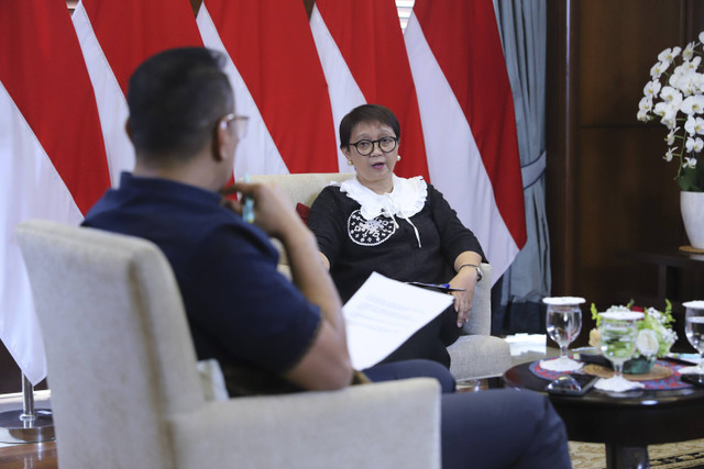 Praktisi Politik Gus Ipang bersama Pemimpin Redaksi kumparan Arifin Asydhad mewawancari Menteri Luar Negeri Retno Marsudi dalam Program Info A1 kumparan di Gedung Kementerian Luar Negeri RI, Jakarta, Senin (14/10/2024). Foto: Iqbal Firdaus/kumparan