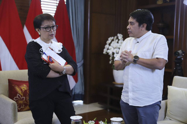 Pemimpin Redaksi kumparan Arifin Asydhad berbincang dengan Menteri Luar Negeri Retno Marsudi dalam Program Info A1 kumparan di Gedung Kementerian Luar Negeri RI, Jakarta, Senin (14/10/2024). Foto: Iqbal Firdaus/kumparan