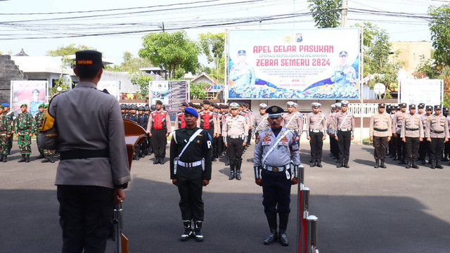 Apel gelar pasukan dalam rangka Operasi Zebra Semeru 2024 di halaman Mapolres Bojonegoro. Senin (14/10/2024). (Aset: Humas Polres Bojonegoro)