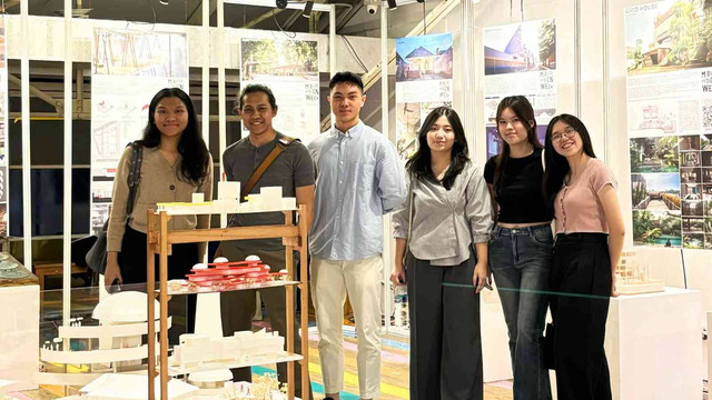 Sebanyak lima mahasiswa Program Studi (Prodi) Arsitektur Universitas Pelita Harapan (UPH) angkatan 2021, yaitu Enriko Daniel Tangkere, Aurasisilia Mardika Pakpahan, Natasha Angelina Wibowo, Vivia Alysia Yang, dan Yelina Khosasih, berhasil terpilih menjadi salah satu peserta pameran bergengsi yakni MBloc Design Week (MBDW) 2024, di MBloc Space 29 September-1 Oktober 2024.