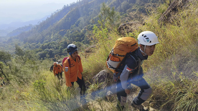 Petugas Basarnas saat melakukan pencarian Muhamad Agus (24), pendaki asal Jakarta Barat yang dilaporkan hilang di Gunung Wilis, Kabupaten Nganjuk. Foto: Dok. Basarnas Surabaya