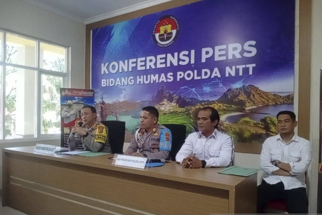 Kabid Humas Polda NTT Kombes Pol Ariasandy (kiri) saat menjelaskan kepada wartawan di Kupang, Senin (14/10/2024). Foto: Kornelis Kaha/Antara