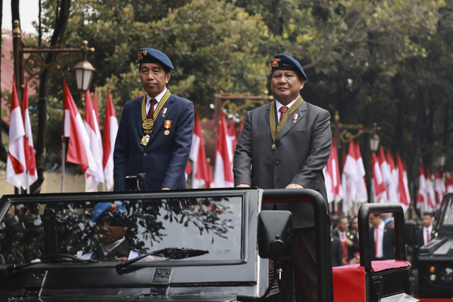 Momen Jokowi dan Prabowo Bersanding Naik Jip Pindad Cek Pasukan Apel Pengamanan Pelantikan Presiden-Wapres di Mako Brimob, Depok, Senin (14/10/2024). Foto: Dok. Istimewa