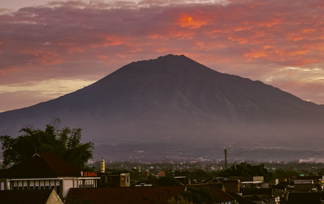 ikon kota malang. Foto hanyalah ilustrasi, bukan tempat yang sebenarnya. Sumber: Unsplash/Fawwaz Ali