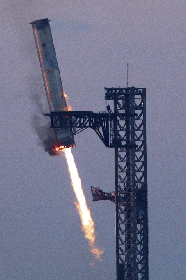 Pendorong Super Heavy milik SpaceX mendarat saat uji coba penerbangan kelima SpaceX Starship, di Boca Chica, Texas, AS, Minggu (13/10/2024). Foto: Kaylee Greenlee Beal/REUTERS