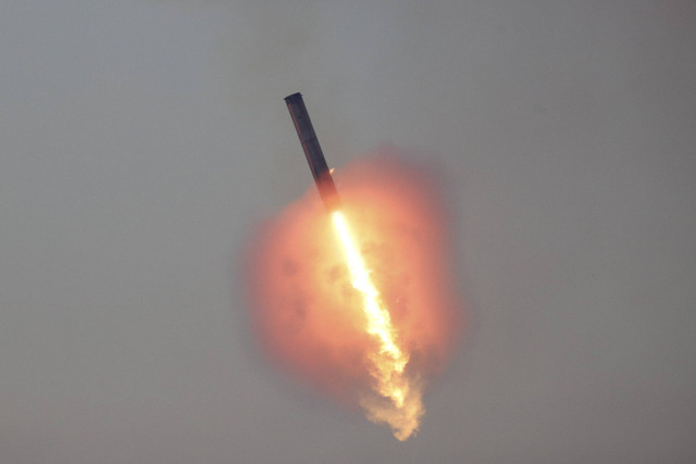 Pendorong Super Heavy terbang saat uji coba penerbangan kelima Starship milik SpaceX, di Boca Chica, Texas, AS, Minggu (13/10/2024). Foto: Kaylee Greenlee Beal/REUTERS