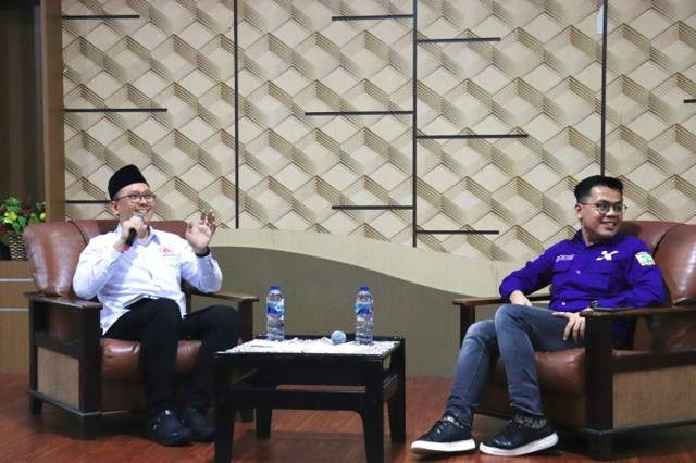 Narasumber Boy Kelana bersama moderator workshop. (Sumber Foto: Foto Milik Pribadi)