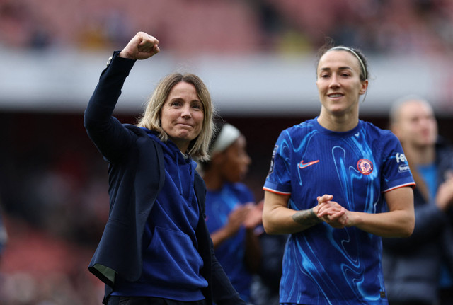 Sonia Bompastor dan Lucy Bronze usai Chelsea mengalahkan tuan rumah Arsenal 1-2.  Foto: Paul Childs/REUTERS